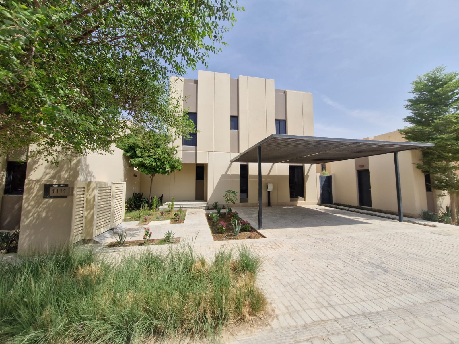 🏰 **Modern Luxury Villa | Sidra District – Roshn**  
