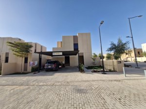 **🏰 فيلا فاخرة عصرية في حي سدرة - روشن**   ✨ مساحة 400 م² 